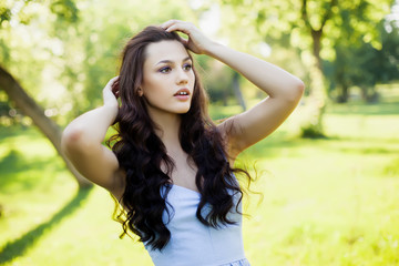 Naklejka premium Portrait of a beautiful young Caucasian woman in a spring garden.