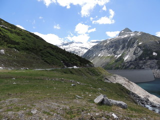 Fototapeta na wymiar красивый панорамный вид на дамбу и горное озеро