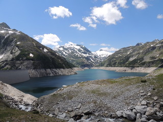 красивый панорамный вид на дамбу и горное озеро