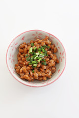 小皿に入れた納豆