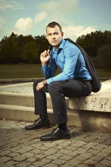 Obraz premium Man in suit relaxing in park 