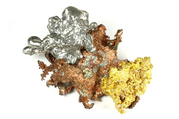 Gold-, Silber- und Kupfernuggets isoliert auf weißem Hintergrund