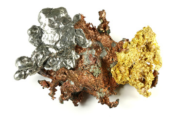 Gold-, Silber- und Kupfernuggets isoliert auf weißem Hintergrund