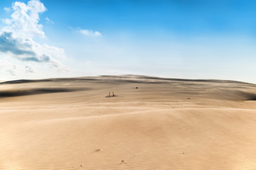 Wiatr wiejący na piaszczystej pustyni.