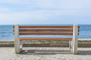 Fototapeta na wymiar Empty bench and sea.