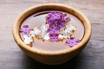 Obraz na płótnie Canvas Fresh lilac flowers in the bowl, closeup