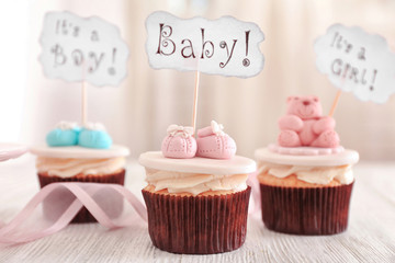 Delicious cupcakes with text