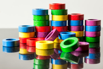 Viele bunte Holzringe mit spiegelungen