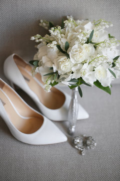 Bridal accessories: beige shoes and bride's bouquet
