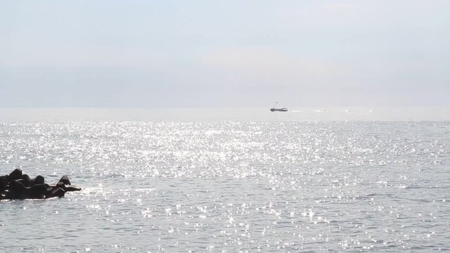 海をわたる漁船