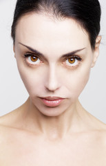 Obraz premium Portrait of beautiful young woman looking at camera.