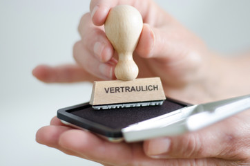 Stempel auf Stempelkissen, vertraulich