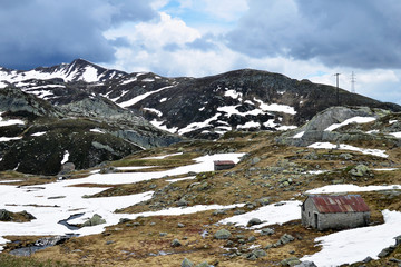 Gotthardpass - Passstation / Schweizeralpen / Wolkig mit Schnee 