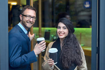 Zwei Geschäftsleute holen sich einen Kaffee