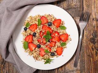 quinoa salad with strawberry