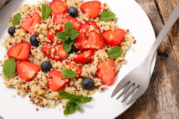 quinoa salad with strawberry