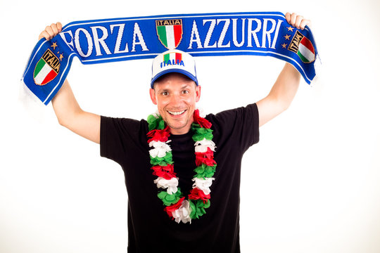 Jubelnder italienischer Fussball Fan mit Schal