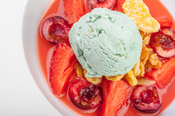 Strawberry soup with ice cream
