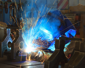 Schweißer in der Fabrik