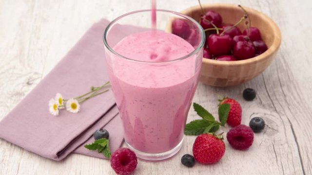 berry smoothie pour in glass