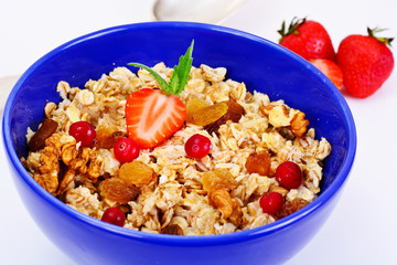 Oatmeal with Raisins, Walnuts and Strawberries