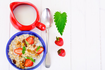Oatmeal with Raisins, Walnuts and Strawberries