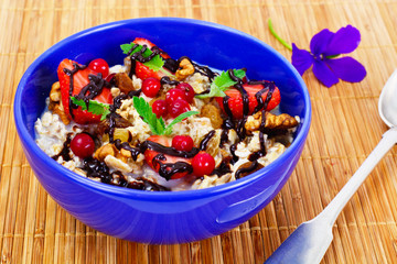 Oatmeal with Raisins, Walnuts and Strawberries