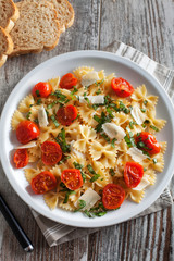 Pasta with fresh tomatoes and basil