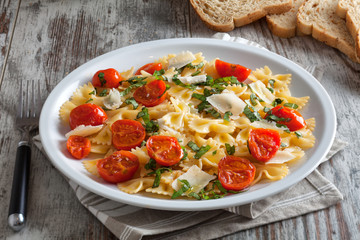 Pasta with fresh tomatoes and basil