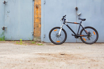 Fototapeta na wymiar bicycle on wall background retro