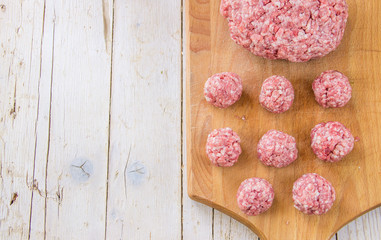 Сырое рубленное мясо, фарш  на светлом деревянном фоне
