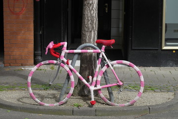 Fototapeta na wymiar Umhäkeltes Rennrad steht an der Straße