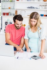 Obraz premium Worried young couple discussing bills