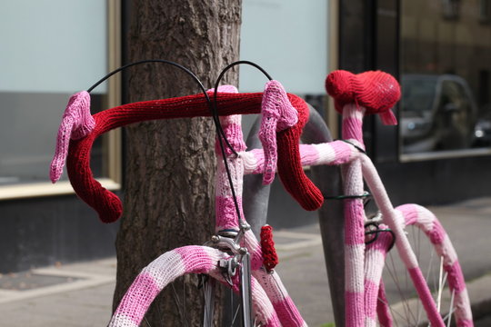 Umh&auml;keltes Rennrad steht an der Stra&szlig;e