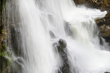 Fototapeta na wymiar Wasserfall in den Bergen in Bayern