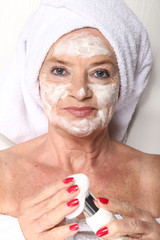 Portret starszej kobiety zmywającej makeup 