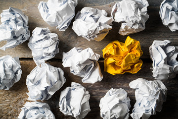 Papierkugeln als Symbol für Ideen
