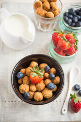 Frühstücks Cerealien mit frischen Beeren und Milch