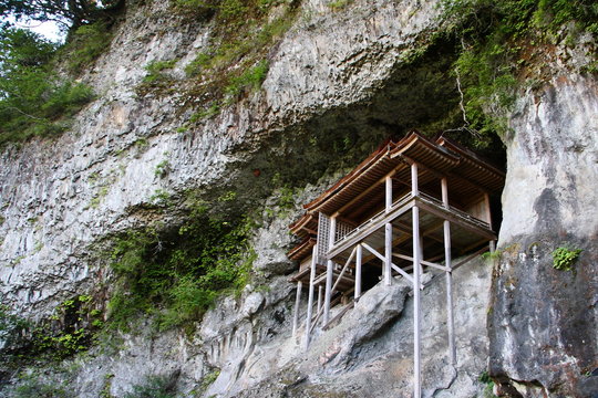 The most dangerous national tresure temple "NAGEIREDO" in Tottori, JAPAN