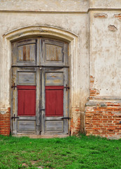 Fototapeta na wymiar Ancient wooden door in stone castle wall. Belarus.
