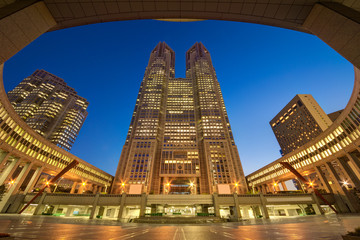 Obraz premium Budynek rządu metropolitalnego w Tokio, widok nocny