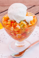 coupe de fruits frais et glace à la vanille 