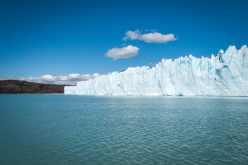 Fototapeta na wymiar Ghiacciaio Perito Moreno visto dal lago Argentino