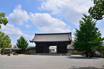 To-ji temple, Nandaimon Gate, Kyoto Japan.
東寺 南大門  京都