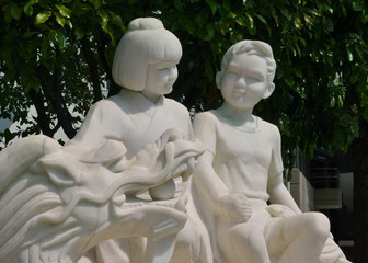 石像 子供と龍　中島川公園 長崎