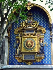 Erste öffentliche Uhr von Paris aus dem Jahr 1370 am Eckturm am Palais de la Cité 
