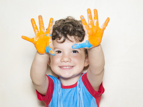 Niño mostrando sus manos pintadas