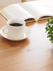 テーブルの上のコーヒーと本