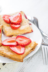 Cake of puff pastry with fresh strawberries