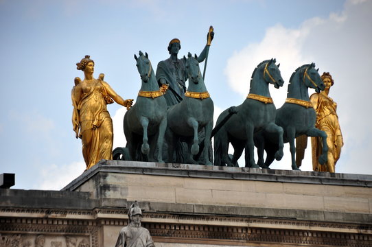 Paris - Kleiner Triumphbogen mit Quadriga in der Nähe des Louvre